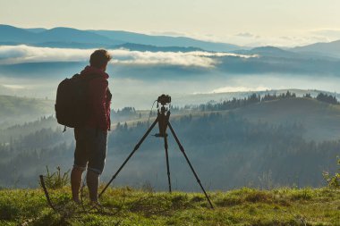 Fotoğrafçı, Tripod Kamera ve Karpat Dağlarının Sabah Panoraması