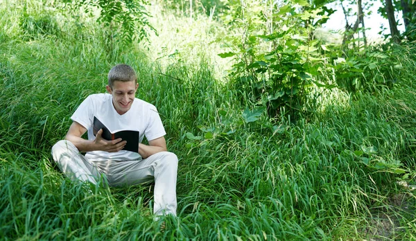 Estudiante con libro al aire libre —  Fotos de Stock