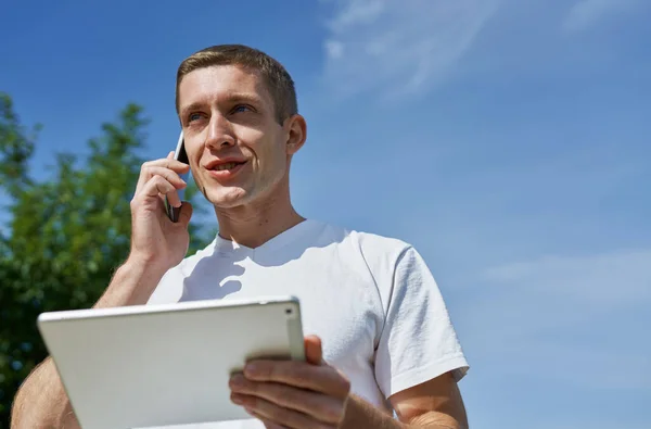 Man som håller digital tablett utomhus medan han arbetar — Stockfoto