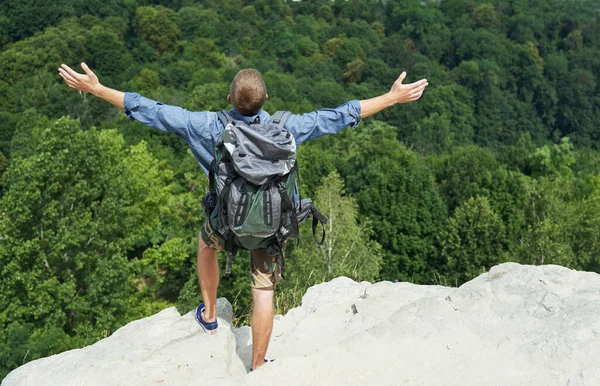 Feliz joven turista sube la montaña —  Fotos de Stock