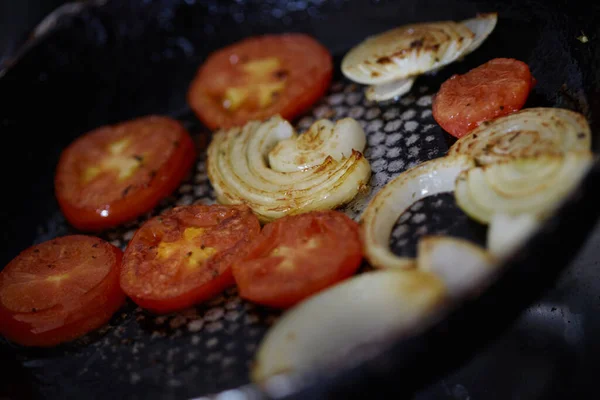 Los tomates fritos y la cebolla en la cacerola — Foto de Stock