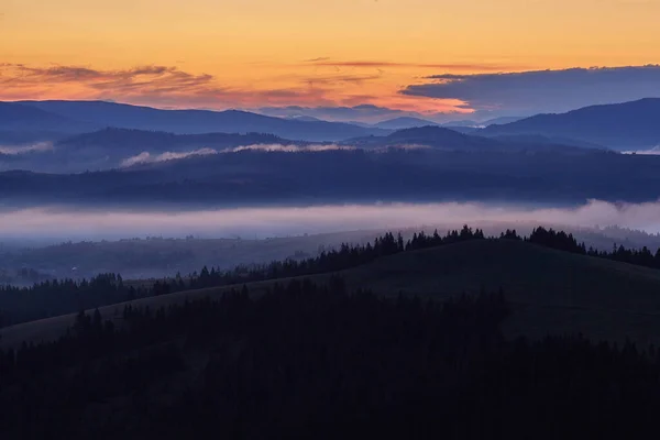 Карпатские горы. Восход солнца в сопровождении утреннего тумана — стоковое фото