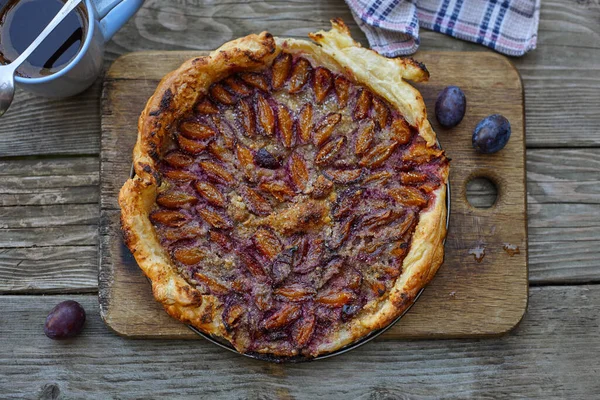 Gâteau aux amandes sur pâte feuilletée. Délicieux petit déjeuner d'été . — Photo