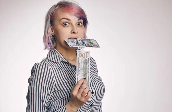 Gelukkig jong volwassen vrouw met dollars. — Stockfoto