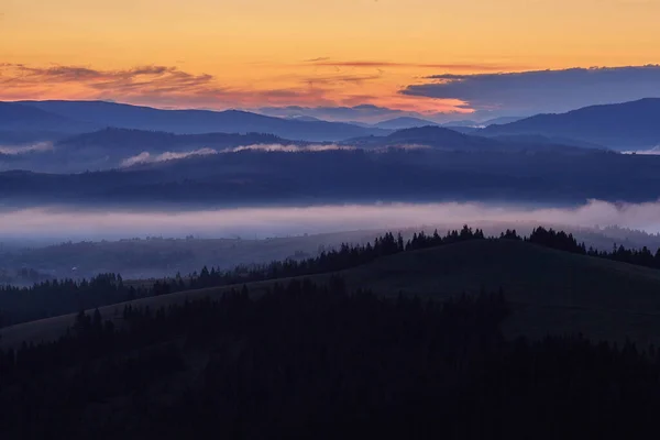 Les Carpates. Lever de soleil accompagné de brouillard matinal Images De Stock Libres De Droits