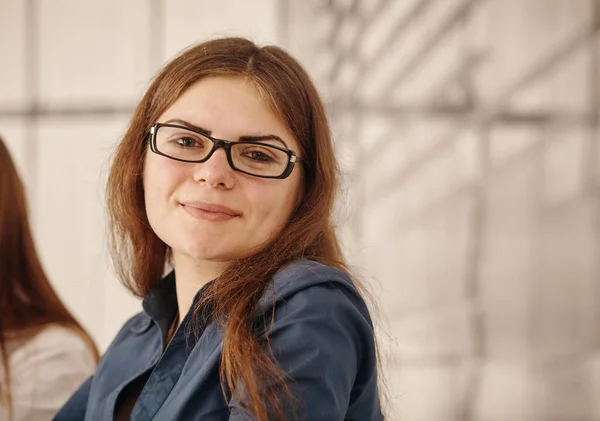 Retrato de mujer de negocios hermosa en gafas . Fotos De Stock Sin Royalties Gratis