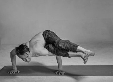 Genç yakışıklı adam yoga egzersizleri yapıyor.