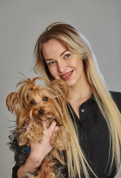 Portré fiatal nő kutyával — Stock Fotó