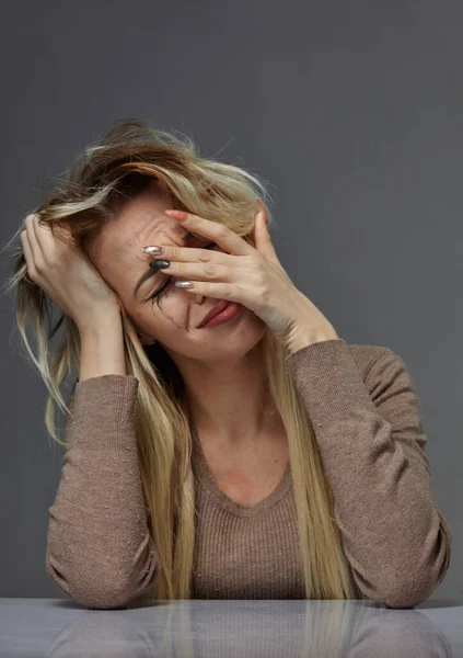 Femme souffrant de stress ou de maux de tête tout en étant offensée par la douleur — Photo