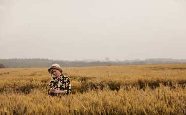 Mutlu kadın yazın güzel bir tarlada dinleniyor..