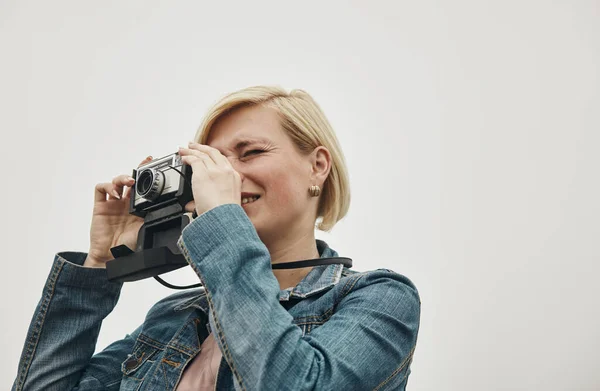 Mujer turista tomando fotos mientras viaja. Chica fotografiando una cámara retro vintage —  Fotos de Stock