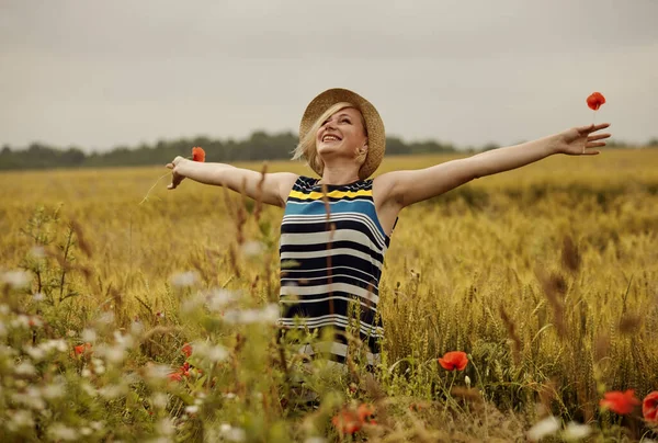 Glückliche Frau entspannt sich im Sommer im schönen Feld. — Stockfoto