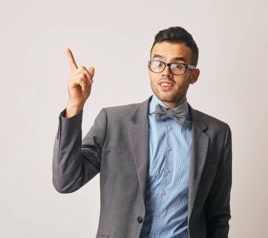 Genç gülümseyen adamın iyi bir fikri var.