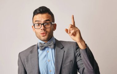 Genç gülümseyen adamın iyi bir fikri var.