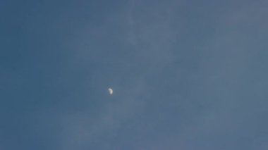 Bulutlarda yarım ay, zaman akıp giderken akşam gökyüzü