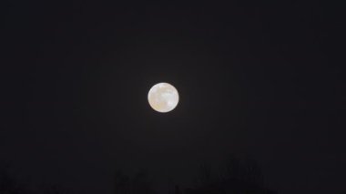 Bulutlarda dolunay varken gece gökyüzü, zaman akıp gidiyor.