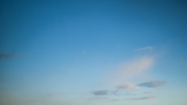 Geschwollene flauschige weiße Wolken am Himmel im Zeitraffer. Wolken ziehen auf. Aufnahmen Zeitraffer Natur 4k. Hintergrund Gottesdienste christliches Konzept. — Stockvideo