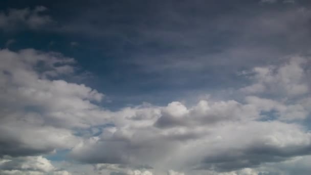 Nuvens brancas inchadas céu lapso de tempo. nuvens em movimento. metragem timelapse natureza 4k. fundo culto conceito cristão . — Vídeo de Stock