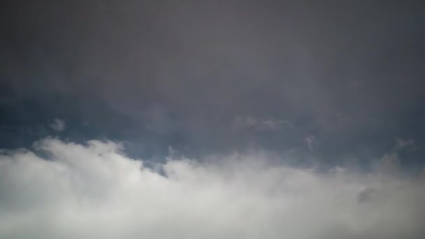 Φουντωτά χνουδωτά λευκά σύννεφα παρέρχεται ο χρόνος. κινούμενα σύννεφα. πλάνα timelapse φύση 4k. προϋπάρχουσα λατρεία χριστιανική έννοια. — Αρχείο Βίντεο