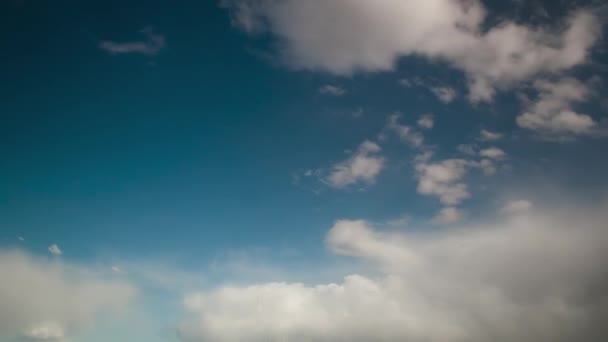 Puffy nuages blancs pelucheux ciel laps de temps. des nuages mouvants. séquences intemporelles nature 4k. arrière-plan culte concept chrétien . — Video