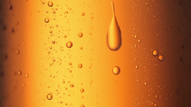ビールボトルガラスの凝縮液滴のドロップフルHDクローズアップビデオ。黄色の背景に落ちてくる水滴 — ストック動画