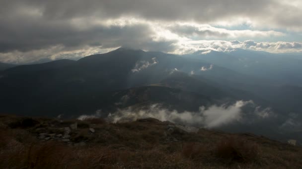 Krajobraz z szczytami górskimi Czarnohora i zachmurzone niebo. — Wideo stockowe