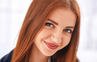 Mutlu seksi Amerikalı kız. Gülümseyen güzel, çekici bir kadın.