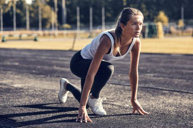 Atletik kadın koşmaya başladı
