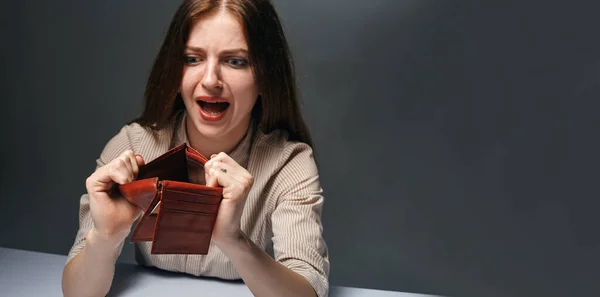 Jonge vrouw laat haar lege portemonnee zien. Faillissementsconcept — Stockfoto