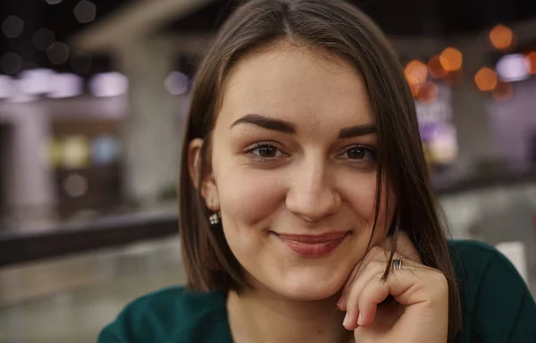 Femme souriant avec un sourire parfait dans un centre commercial et regardant la caméra . — Photo