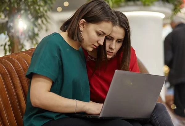 Dos alumnas estudiando en espacio abierto con ordenador portátil . —  Fotos de Stock