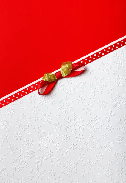 Kerstcadeau Wrap Lint Strik Rood Papier Achtergrond Wit Papier Achtergrond — Stockfoto