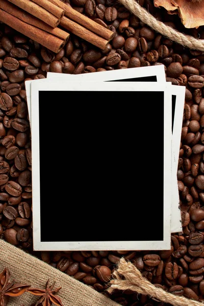 Gamla Fotoramar Mot Bakgrund Kaffebönor Och Kanel — Stockfoto