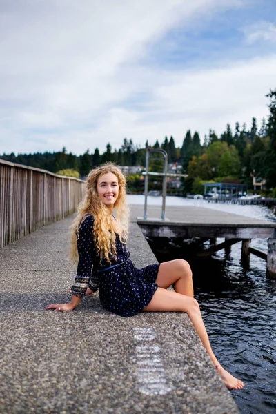 Hermosa joven en la orilla del lago — Foto de Stock