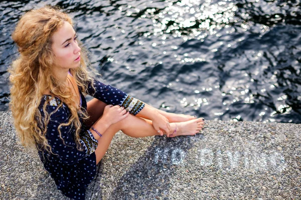 Krásná mladá žena na břehu jezera Royalty Free Stock Fotografie