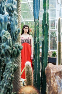 sera içinde güzel bir kadın