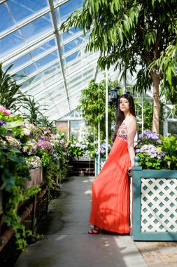 sera içinde güzel bir kadın