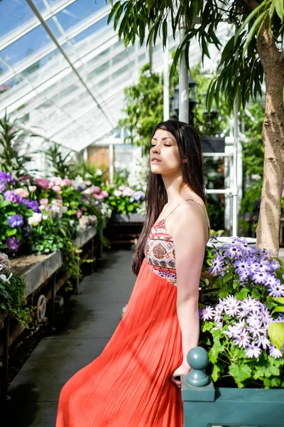 Vacker kvinna i ett växthus — Stockfoto