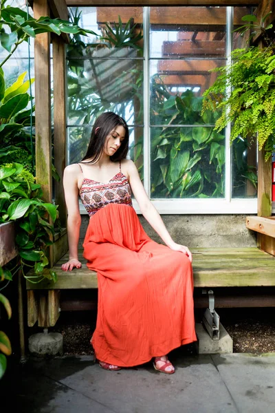 温室で美しい女性 ロイヤリティフリーのストック写真
