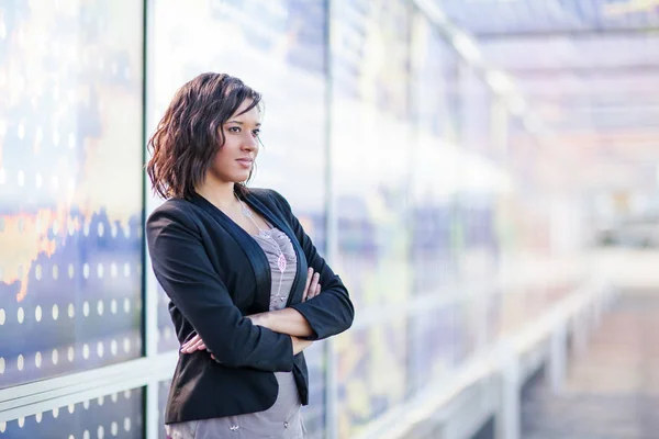 African American businesswoman standing outdoor — Stock Photo, Image