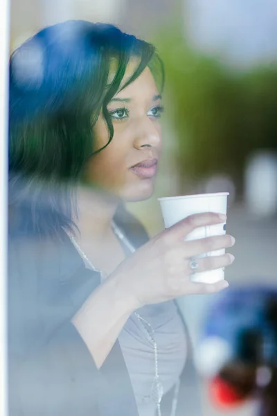Afroamerykańska bizneswoman trzyma filiżankę kawy na przerwę — Zdjęcie stockowe