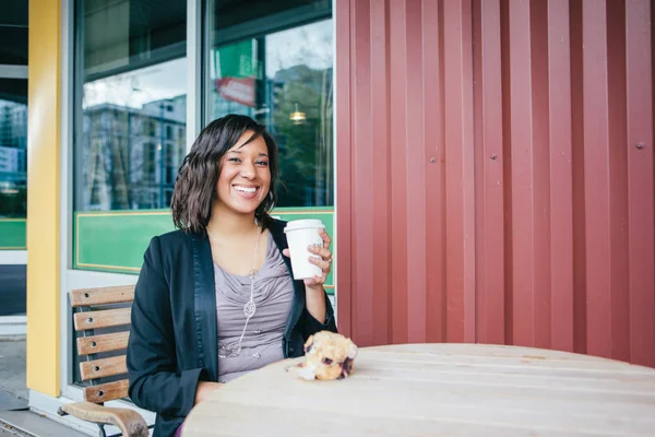Afrikalı Amerikalı iş kadını mola için bir fincan kahve tutuyor. — Stok fotoğraf