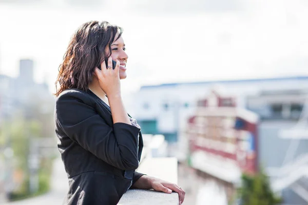 Empresária afro-americana feliz falando ao telefone — Fotografia de Stock