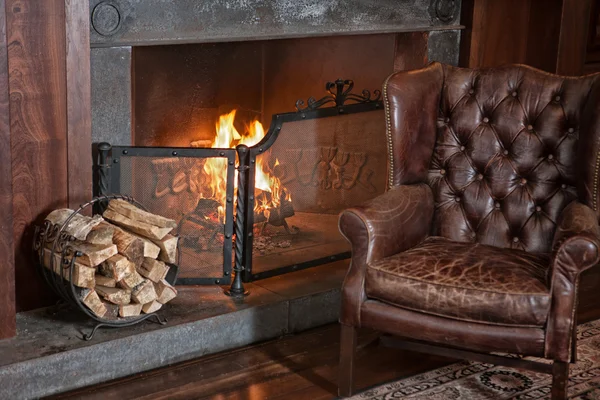 Leather Armchair And Fireplace — Φωτογραφία Αρχείου