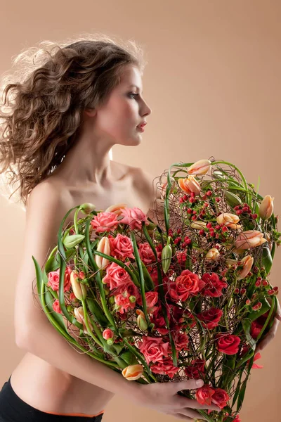 Mladá žena s květinami — Stock fotografie
