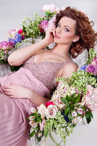 Giovane donna con fiori — Foto Stock