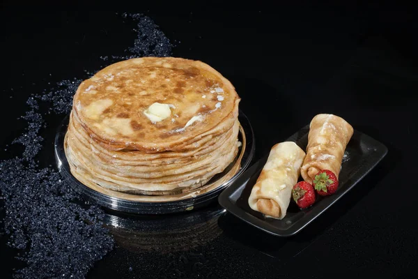 Pfannkuchen auf einem Glashintergrund — Stockfoto