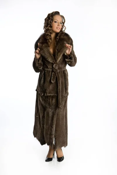 Jeune femme attrayante en manteau de fourrure — Photo