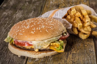 Hamburger ve kızarmış patates