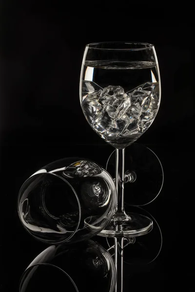 Verres à vin sur noir — Photo